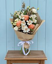 Букет цветов из:  Альстромерии, Лизиантусы, Розы и Хризантемы в Княгинино
