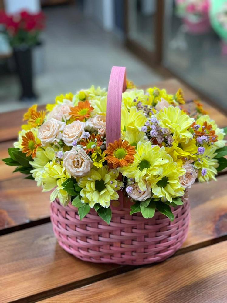 Цветочная композиция из Хризантемы и Розы в корзине в Княгинино
